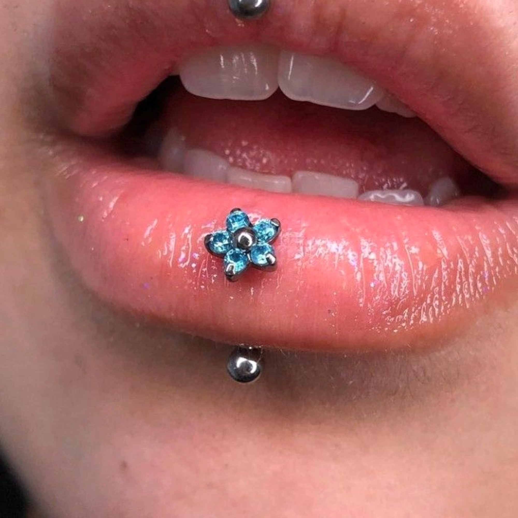 Piercing față