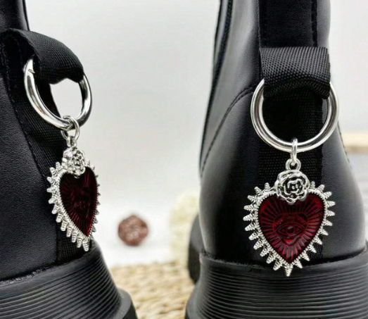 Accesorii Goth pentru Încălțăminte cu Inimă Roșie – Set pentru Ghete, Cizme și Adidași