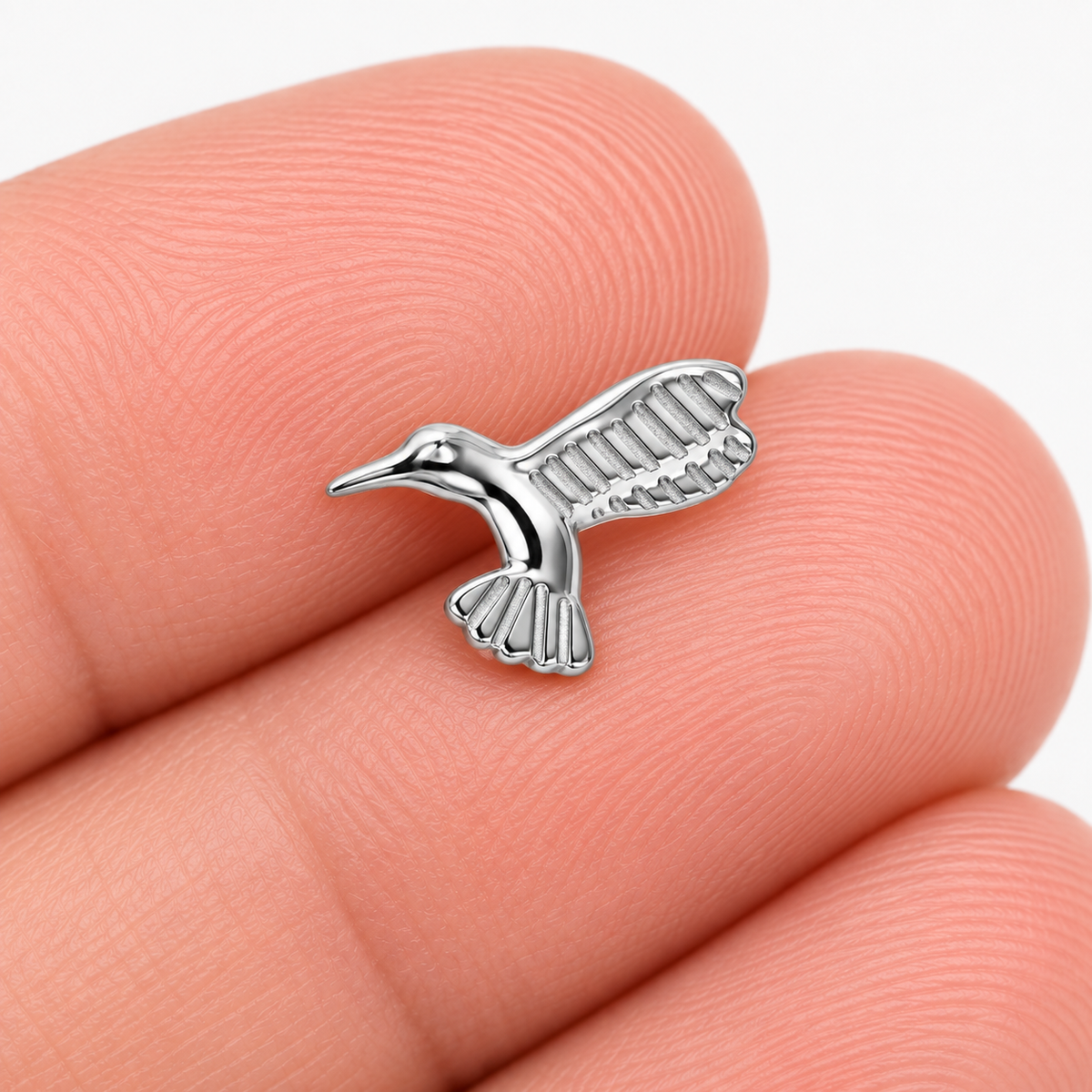 Labret argintiu titan in forma de colibri