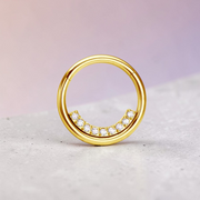 Cercel rotund auriu titan tip clicker cu rand de cristale