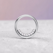 Cercel rotund argintiu tip clicker cu rand de cristale