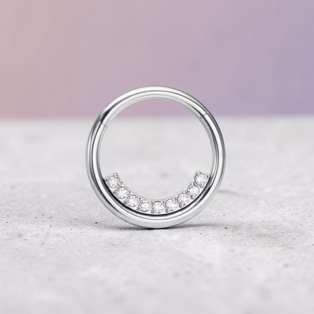 Cercel rotund argintiu tip clicker cu rand de cristale