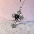 Lantisor gotic in forma de cruce si inima neagra
