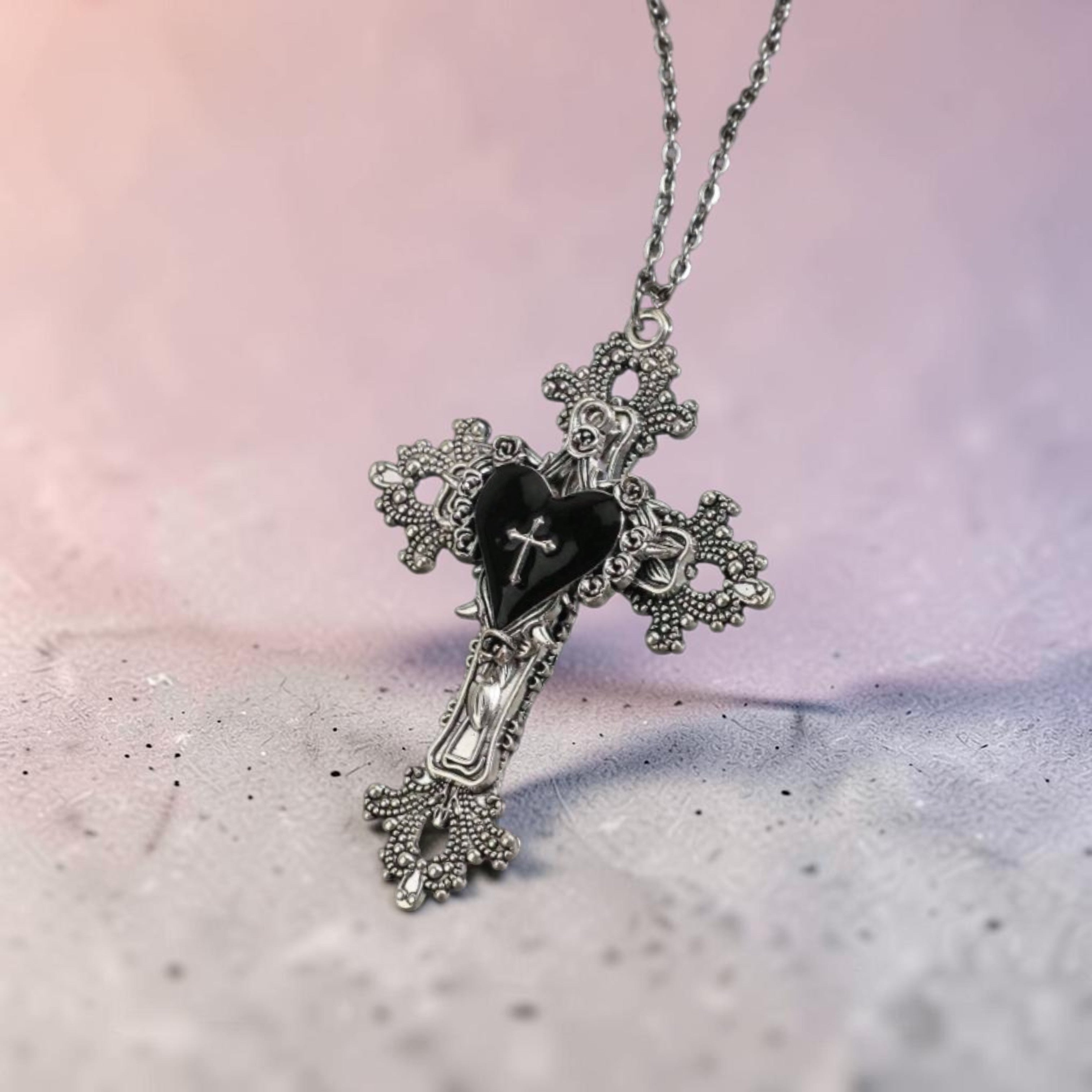 Lantisor gotic in forma de cruce si inima neagra